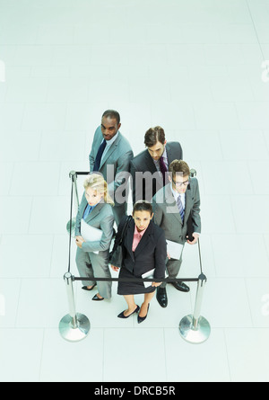 Geschäftsleuten stehen in angeseilt-ab Platz Stockfoto
