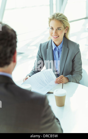 Geschäftsleute im Gespräch im Büro Stockfoto