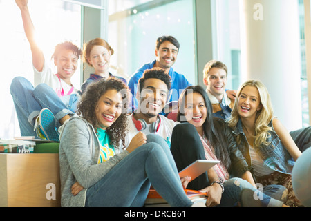 Studenten im Klassenzimmer zusammen lachen Stockfoto