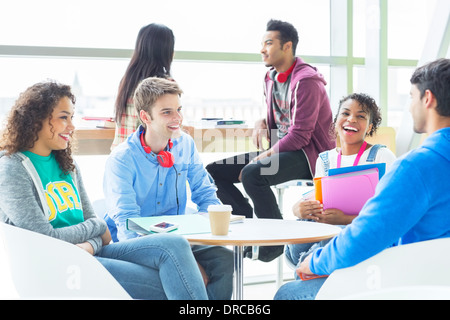 Studenten sprechen in lounge Stockfoto