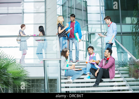 Entspannen Sie sich auf Schritte Studenten Stockfoto