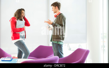 Studenten sprechen in lounge Stockfoto