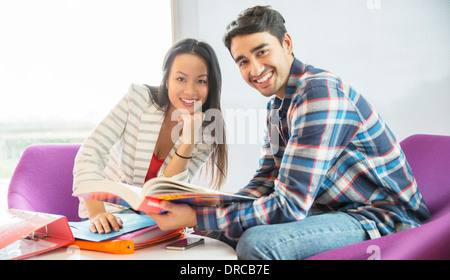 Studenten sprechen in lounge Stockfoto