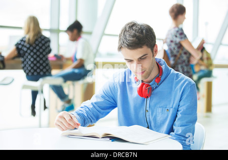 Studentin im Café lesen Stockfoto