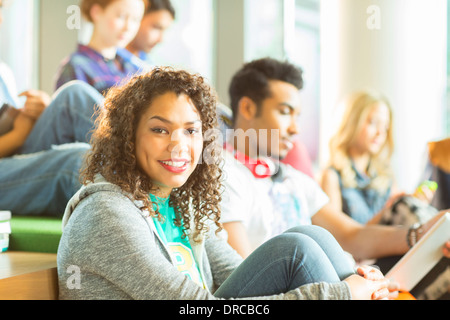 Uni-Student lächelnd in lounge Stockfoto