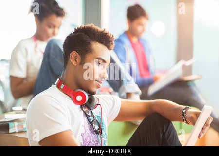 Studentin mit digital-Tablette in lounge Stockfoto