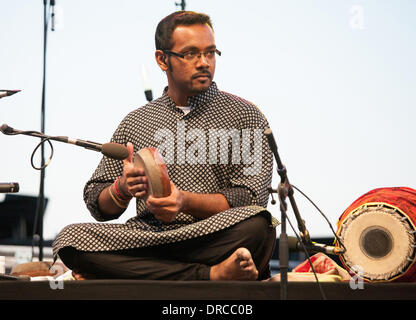 Ein Band-Mitglied spielen für Anoushka Shankar im Jazz A Juan Festival Nice, Frankreich - 15.07.12 durchführen Stockfoto