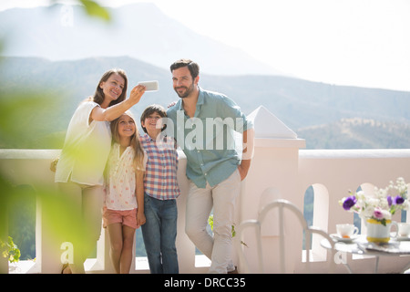Familie nehmen Selbstporträt auf sonnigen Balkon Stockfoto