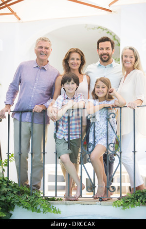 Mehr-Generationen-Familie lächelnd am Balkongeländer Stockfoto