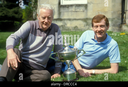 Steve Davis Embassy World Snooker Championships in Sheffield Crucible Theatre mit Vater Bill und Trophäe nach Sieg Stockfoto