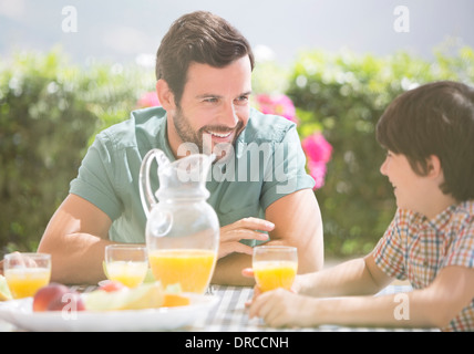 Vater und Sohn genießen das Frühstück im freien Stockfoto