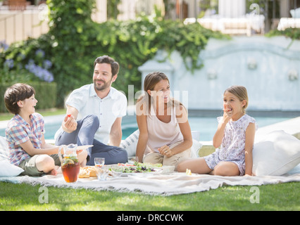 Genießen Familienpicknick im Rasen Stockfoto