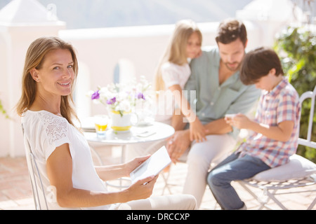Familie entspannend auf Terrasse Stockfoto