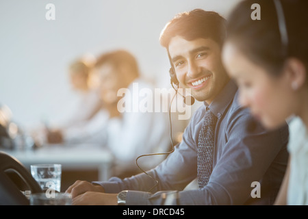 Unternehmer tragen Kopfhörer im Büro Stockfoto