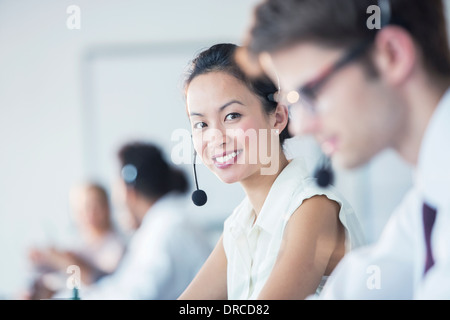 Geschäftsfrau tragen Kopfhörer im Büro Stockfoto