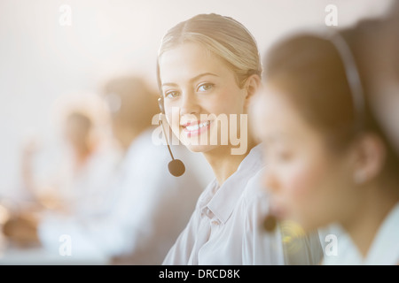 Geschäftsfrau tragen Kopfhörer im Büro Stockfoto