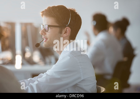 Unternehmer tragen Kopfhörer im Büro Stockfoto