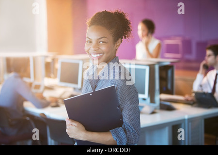 Geschäftsfrau, die lächelnd im Büro Stockfoto