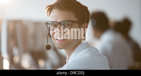 Unternehmer tragen Kopfhörer im Büro Stockfoto