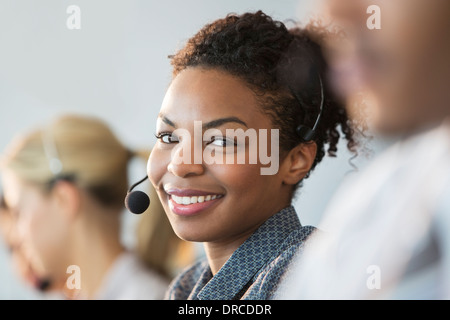 Geschäftsfrau tragen Kopfhörer im Büro Stockfoto