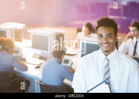 Geschäftsmann lächelnd in Büro Stockfoto