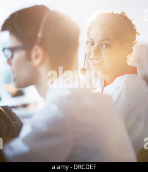 Geschäftsfrau tragen Kopfhörer im Büro Stockfoto