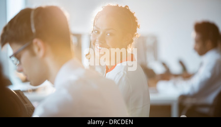 Geschäftsfrau tragen Kopfhörer im Büro Stockfoto