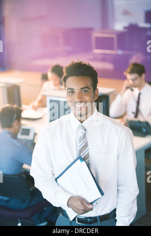 Geschäftsmann lächelnd in Büro Stockfoto