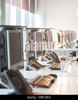 Computer und Telefon am Schreibtisch im Büro Stockfoto