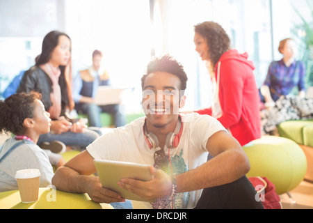 Studentin mit digital-Tablette in lounge Stockfoto