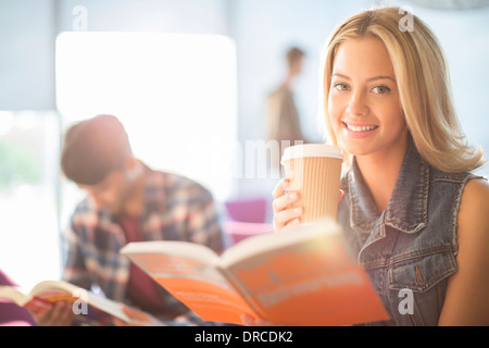 Studenten lesen und Kaffee trinken Stockfoto