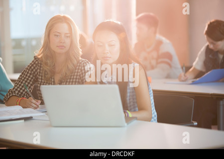 Studenten mit Laptop im Klassenzimmer Stockfoto