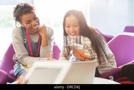 Studenten sprechen in lounge Stockfoto