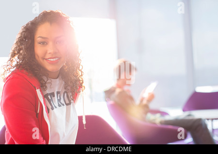 Uni-Student lächelnd in lounge Stockfoto