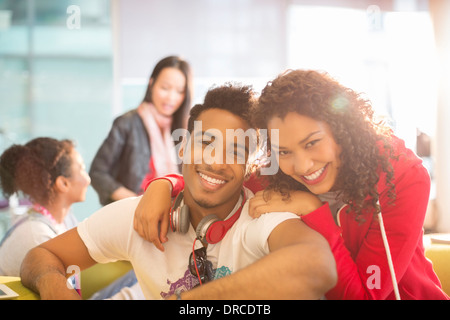 Junges Paar lächelnd in Studenten-lounge Stockfoto