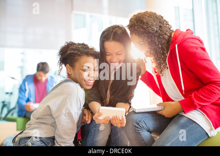 Studenten nehmen Selbstporträts mit Kamera-Handy Stockfoto