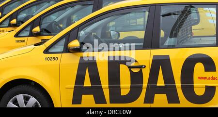 Landsberg am Lech, Deutschland. 22. Januar 2014. Autos von der Pannenhilfe des deutschen Automobilclub ADAC, Stand auf dem Parkplatz an der Testanlage der deutschen Automobilclub ADAC in Landsberg am Lech, Deutschland, 22. Januar 2014. Der ADAC steht im Mittelpunkt der Kritik über gefälschte Ergebnisse in die ADAC-Auto-Auszeichnung "Gelber Engel" (gelbe Engel). Foto: Karl-Josef Hildenbrand/Dpa/Alamy Live News Stockfoto