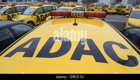 Landsberg am Lech, Deutschland. 22. Januar 2014. Autos von der Pannenhilfe des deutschen Automobilclub ADAC, Stand auf dem Parkplatz an der Testanlage der deutschen Automobilclub ADAC in Landsberg am Lech, Deutschland, 22. Januar 2014. Der ADAC steht im Mittelpunkt der Kritik über gefälschte Ergebnisse in die ADAC-Auto-Auszeichnung "Gelber Engel" (gelbe Engel). Foto: Karl-Josef Hildenbrand/Dpa/Alamy Live News Stockfoto