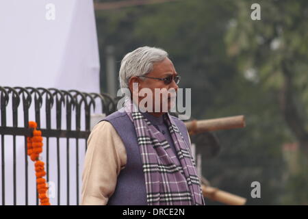 Südlichen Gandhi Maidan, Patna, Bihar, Indien, 23. Januar 2014. Shri Nitish Kumar, Chief Minister von Bihar besucht die 115. Geburtstag von Netaji Subhas Chandra Bose heute Donnerstag nebligen Morgen. Netaji Subhas Chandra Bose ist ein großer Freiheit Kämpfer für Indien. Der Chief Minister 0953 Uhr angekommen und beendet die Blüte Zeremonie am Fuße der Marmorstatue von Netaji Subhas Chandra Bose im Eingangsbereich des Parks oft weniger besucht. Bildnachweis: RUPA GHOSH/Alamy Live-Nachrichten Stockfoto