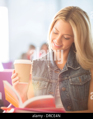 Frau lesen und Kaffee trinken Stockfoto