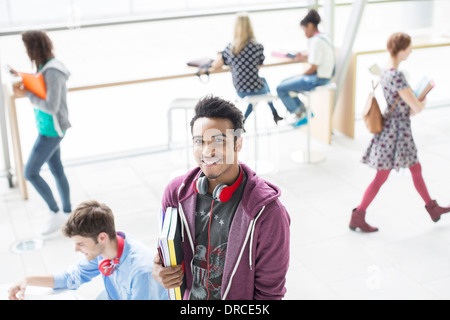 Uni-Student lächelnd Stockfoto