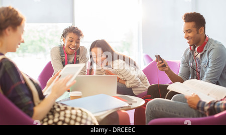 Studenten mit Technologie in lounge Stockfoto