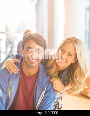 Studenten, die lächelnd im Korridor Stockfoto