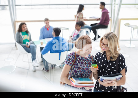 Studenten mit Handy im café Stockfoto