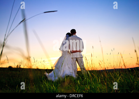 Hochzeitspaar in Berghügel auf Sonnenuntergang Stockfoto