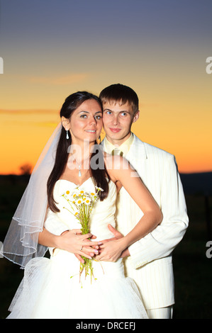Hochzeit paar Dansing in Berghügel auf Sonnenuntergang Stockfoto