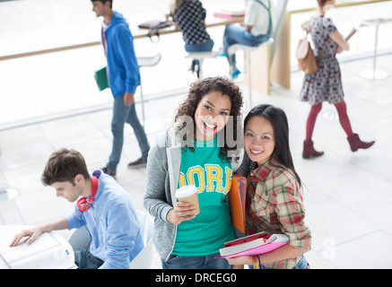 Studenten, die lächelnd Stockfoto