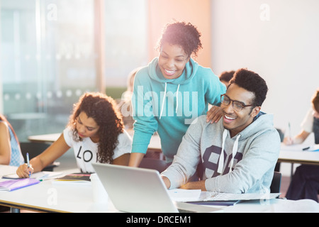 Studenten arbeiten im Klassenzimmer Stockfoto