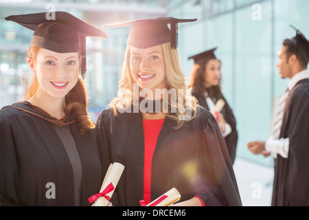 Lächelnd hält Diplome Absolventen Stockfoto