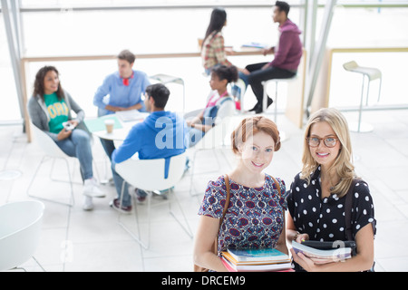 Studenten, die lächelnd in lounge Stockfoto